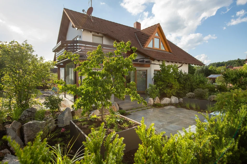 hecke_pflanzen-natur_stein-eiben_als_hecke-immergr_ne_str_ucher-sichtschutz_garten_mit_pflanzen-Ehmann-Gartengestaltung-0064