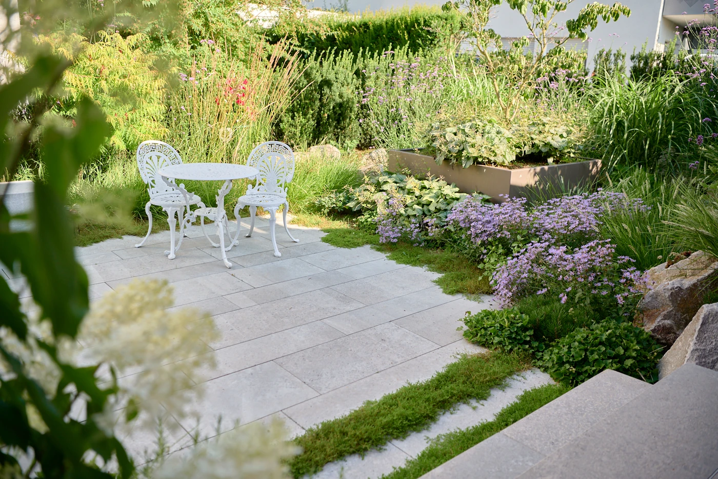 hecke_pflanzen-natur_stein-eiben_als_hecke-immergr_ne_str_ucher-sichtschutz_garten_mit_pflanzen-Ehmann-Gartengestaltung-0070